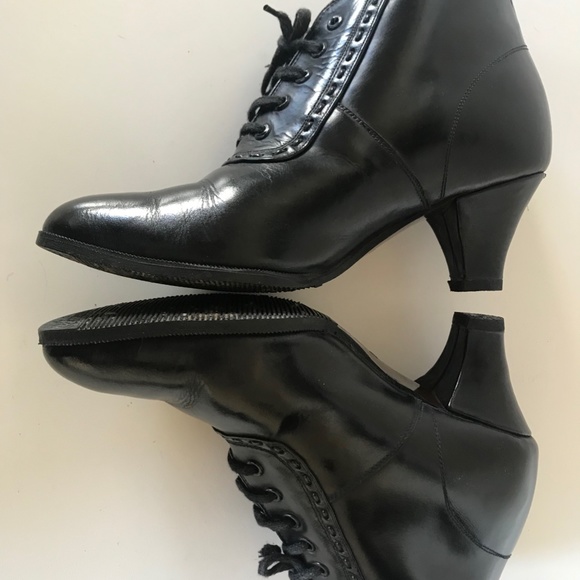 VINTAGE WOMENS LEATHER BOOTS - Picture 3 of 5